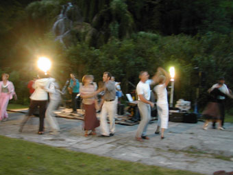 danse-sous-lles-cascades2.jpg